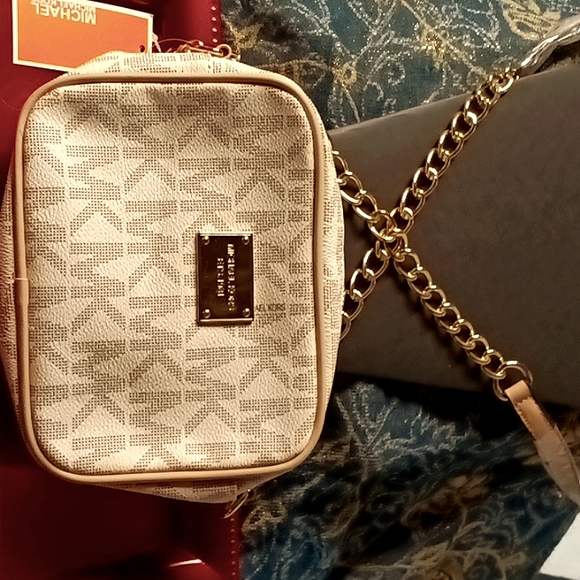 Michael Kors small hand 🛍️ - Picture 1 of 3